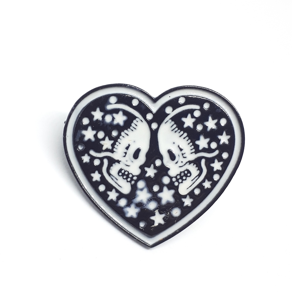 Skull heart enamel pin